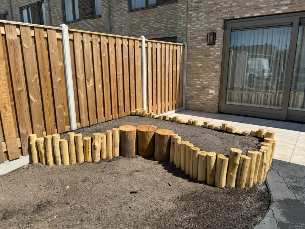 Nieuwe houten schutting in een achtertuin in aanleg, door Tuinrobuust