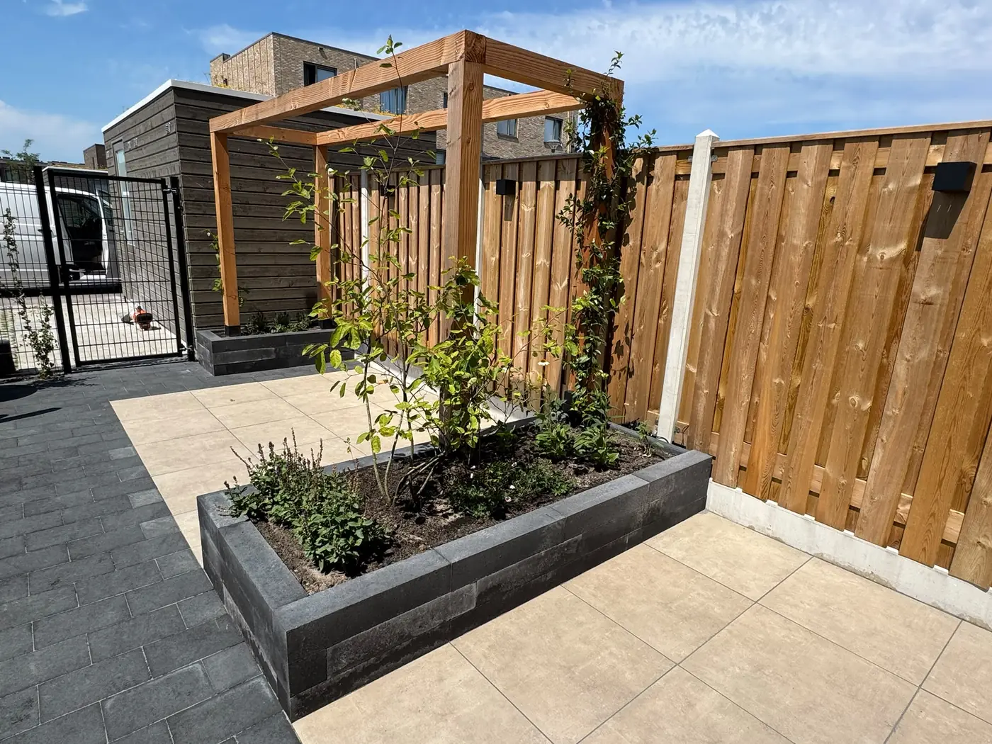 Houten pergola met plantenbak in een nieuw aangelegde achtertuin, door Tuinrobuust