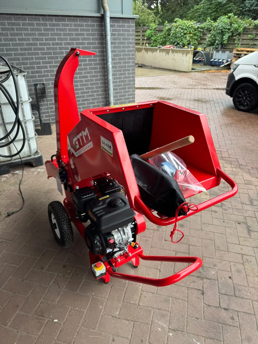 GTM 900 houtversnipperaar met grote invoertrechter en duwstok, klaar voor gebruik